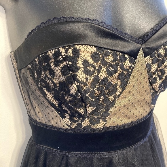 🌼 3/$20 Gorgeous strapless cocktail dress - Picture 3 of 9